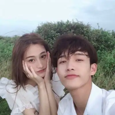 超好看的高清情侣头像,走路时自觉拉着我手的人
