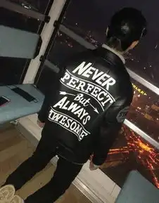 只为与风景同框王俊凯晒背影照跪在摩天轮里