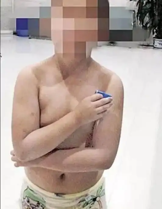 宝妈当众打熊孩子遭丈夫掌掴荒唐背后,是无数中国式家庭的缩影