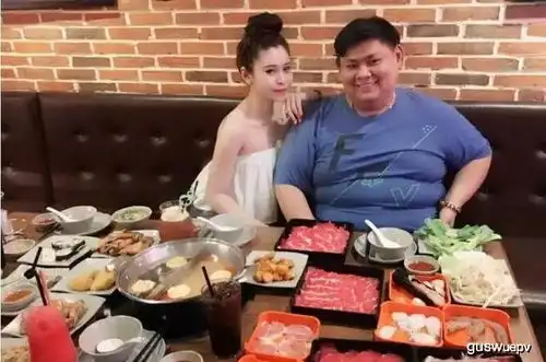 搞笑图片幽默段子笑话大哥,为了抓条鱼你也是豁出去了啊