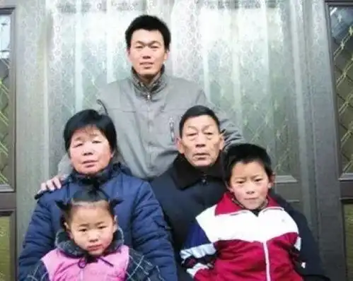 王宝强兄弟姐妹合照曝光,三人简直就像复制粘贴,网友基因强大