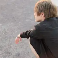 求好看的白色场景人物头像男