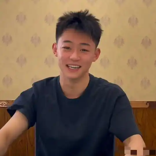 19岁网红少年被邻居用利器插入后脑,真实原因曝光,令人愤怒