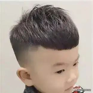 被拐男孩十岁被解救,二十年后在异地和养父相遇,结局感人