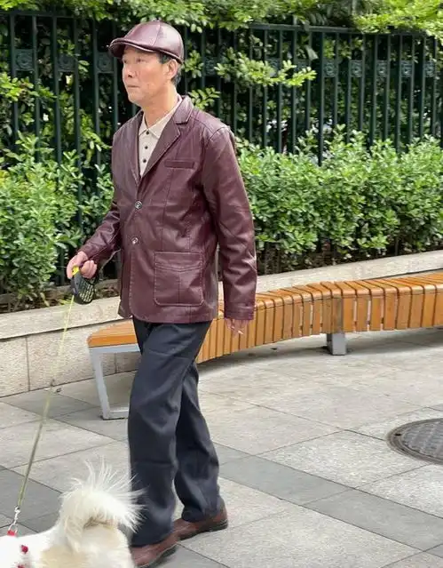 男人到了七八十岁别穿爷爷装换成西服卫衣和夹克,更有型