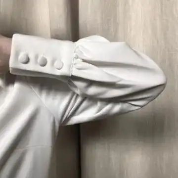 复古风男生衬衫半身头像

