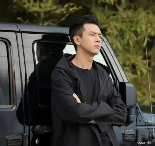 直男穿搭教科书,只穿黑色的现男友,李现帅出新高度
