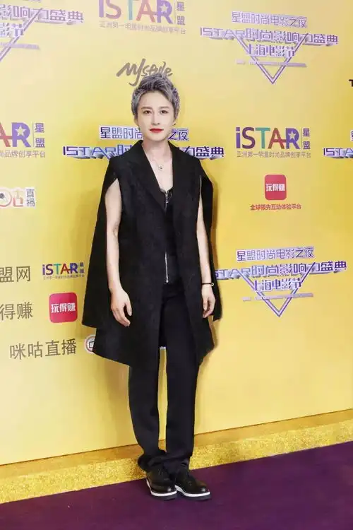 被掰弯蒋璐霞短发西装演绎娘man风,女生帅起来真没男生什么事