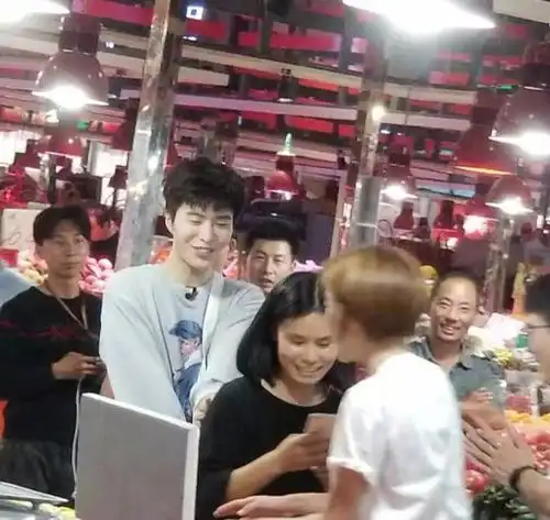 范丞丞换青春发型,确实是才19岁的少年