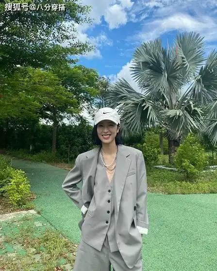 周雨彤不愧是时髦精,真空穿马甲配西装五分裤,气质像超模