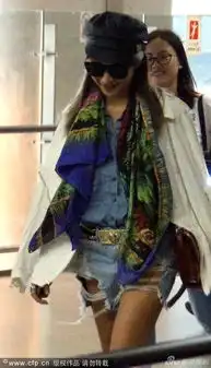 组图萧亚轩热裤现身机场花围巾抢眼笑不停