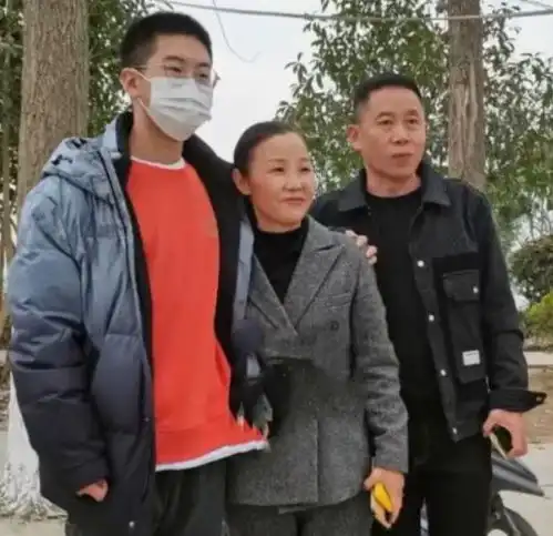 孙卓与堂哥合照曝光,一家男人共用一张脸网友基因太强大