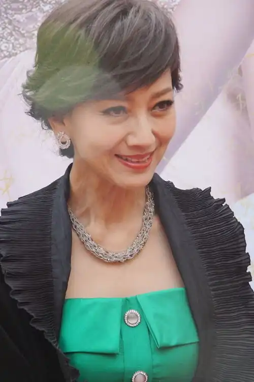 这就是赵雅芝真实样子,脸和脖子竟是如此吓人