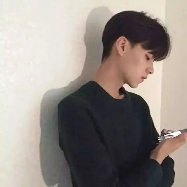 男生发型流行两边剃掉
