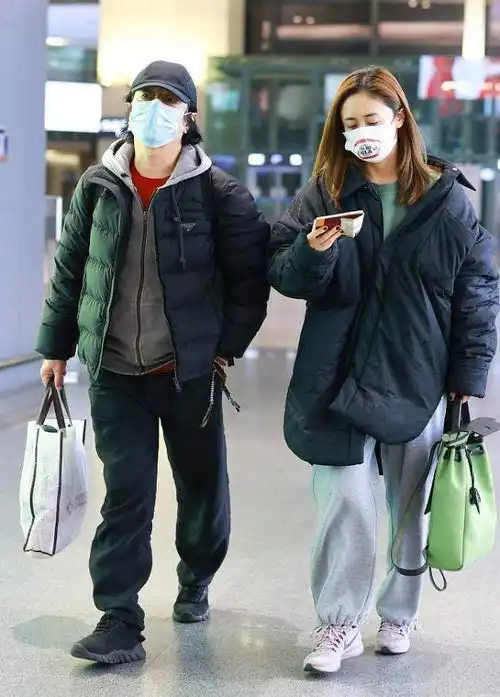 郑钧夫妇走机场,刘芸穿超大棉服酷潮似少女,郑钧却穿成老干部