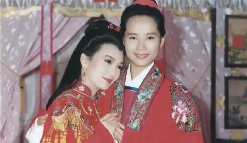 70岁赵雅芝61岁叶童合影一个有了褶子,一位美如30岁