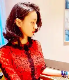 木村拓哉15岁女儿涂大红唇,与82岁男摄影师贴头合照,不像未成年