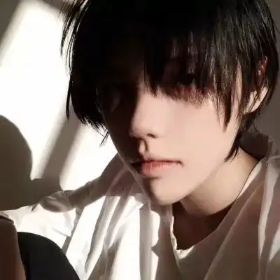 男生头像有时羡慕情侣,有时庆幸单身