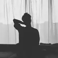 qq男生头像黑白背影qq男头真人背影黑白
