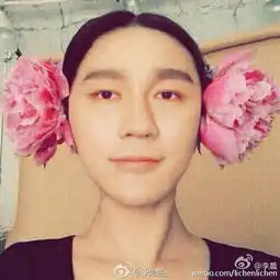 李晨戴粉花搞怪自拍和范爷有夫妻相