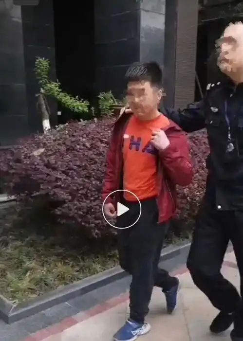 太恐怖了隔离栏直接刺穿车身昆玉高速呈贡路段突发车祸昆明城事