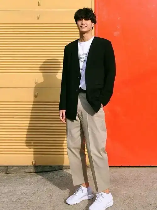 男生黑上衣配什么颜色裤子好看首选这5种颜色裤子,有型还帅气
