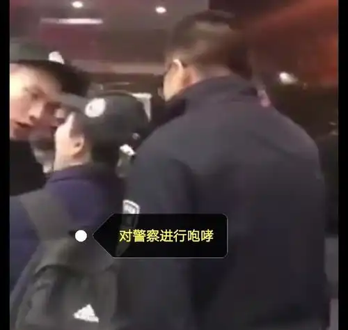 黑人男子偷窃被抓,上海女友指责民警他是外国人,你们无权带走