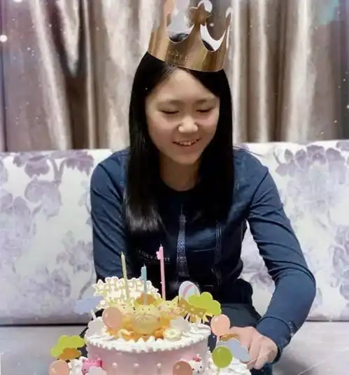 张艺谋13岁女儿庆生照打扮朴素,文静乖巧,神情举止似老爸