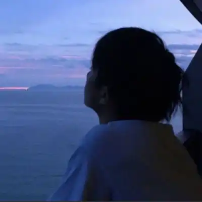 高清成熟稳重的男头真人高冷侧面图片

