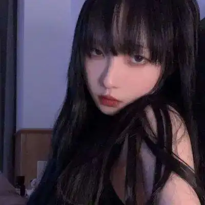 干净时尚且高冷的女生头像
