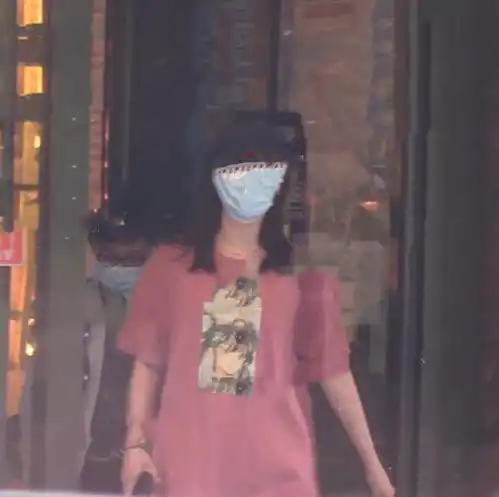 好事将近白百何带元宝会友聚餐,绯闻男友陪伴同返家中恋情稳定