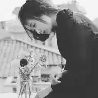 低头的伤感女生头像你独自转身离去把最初的美丽遗弃