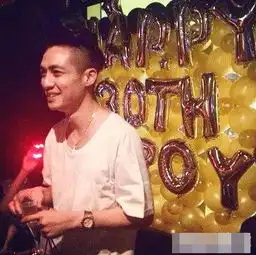 萧亚轩与富豪男友逛路边摊恋情受粉丝好评认可