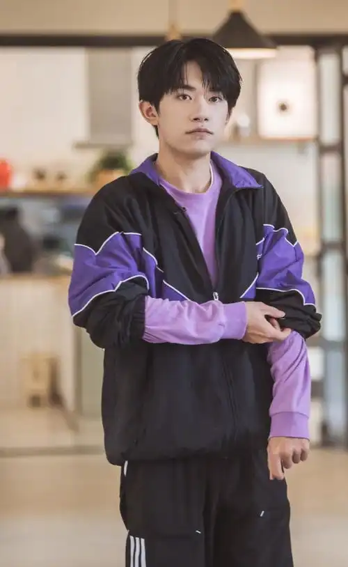 清爽少年归来易烊千玺解锁运动风格,一身紫色看起来就像紫葡萄