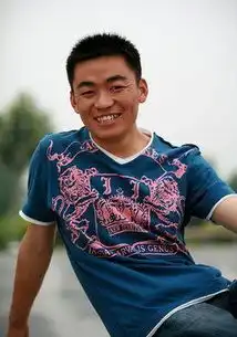 王宝强兄弟姐妹合照曝光,三人简直就像复制粘贴,网友基因强大