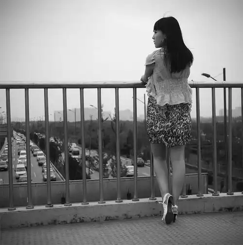 上半夜是处女,下半夜是妓女每天都有很多人找她寻欢,无比快活

