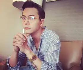 32位男明星眼镜造型,最帅不好选,最丑有人选张杰有人选华晨宇
