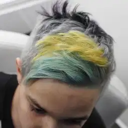 胡须与头发一起染色的男人