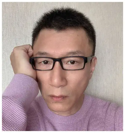 孙红雷又晒自拍,穿嫩紫色毛衣出镜瘦到脸颊凹陷,网友评论太奇葩