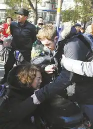 北京老外撞人拍摄者公开致歉大妈称看效果再说