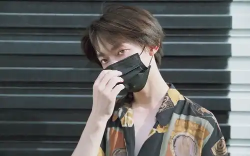 男生拍照不会笑那就做个冷酷男友吧