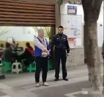 只因看不顺眼,泸州2男子无故殴打2学生