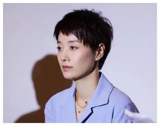 当马伊琍带着女儿回来时,有一个男人爱她胜过文章