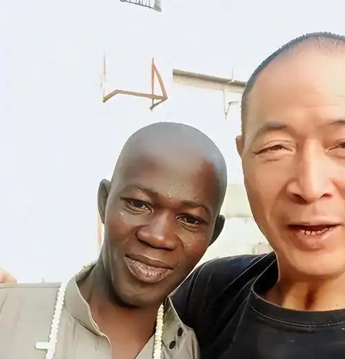 河南大哥在非洲16年,这里一夫多妻,男人只用玩,女人干活地位低