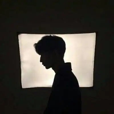 男头月光不抱你时间摧毁你qq男生头像我要个性网
