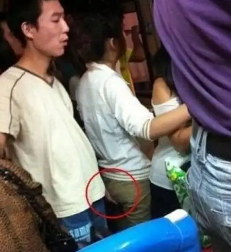 30岁男子假扮游客拍照,触摸非礼女游客,咸猪手至少涉及4宗案件