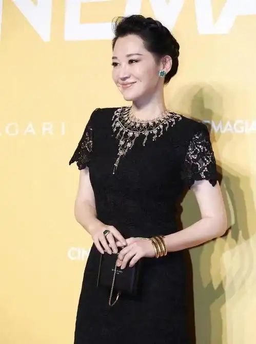 55岁许晴同框41岁车晓,终于见识了,媚态美与气质美的差距有多大