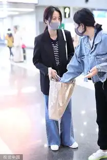周雨彤穿西装牛仔裤演绎男友风素颜出镜笑眼弯弯温柔动人