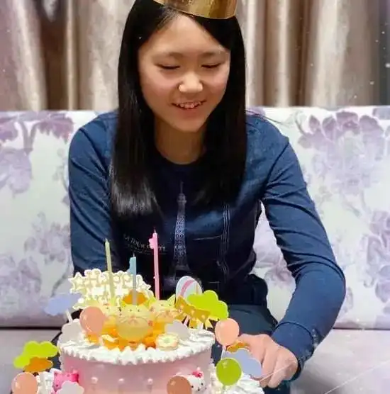 张艺谋小31岁娇妻带娃游玩,19岁甘为他生3个孩子,赢了巩俐肖华的她有何魅力