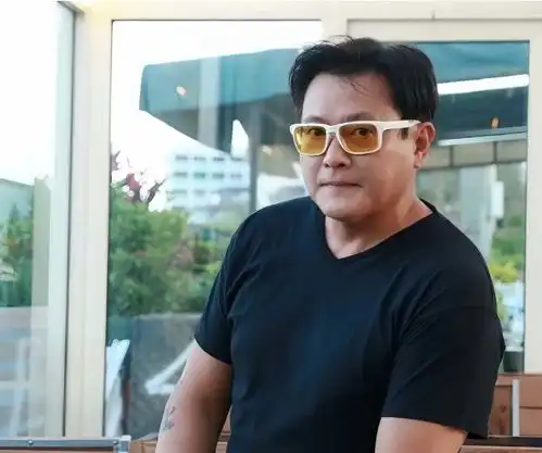 香港知名男星前妻整容成瘾,下巴直接变锥子,越来越像真人芭比